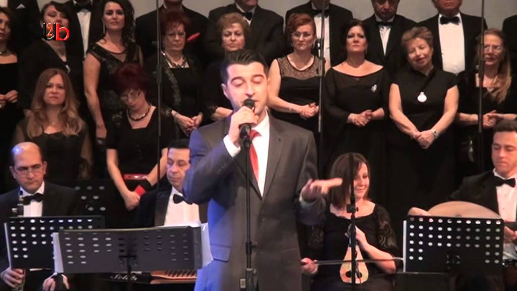 Türker Atik koro önünde sahne performansı