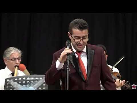 Türk Sanat Müziği orkestrası ile sahne performansı